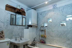Apartamento | Banheiro | Chuveiro/banheira combinados, banheira de imersão, toalhas de banho