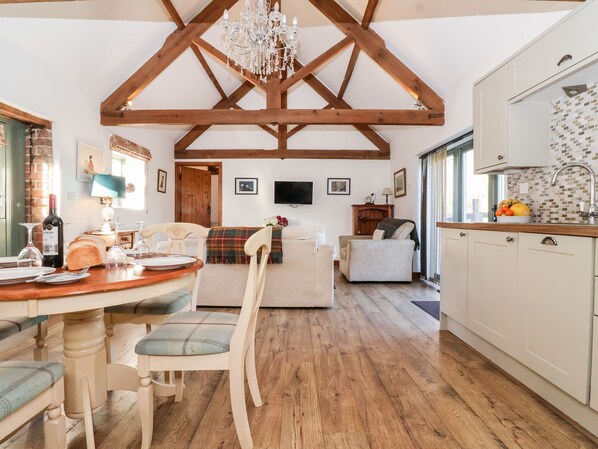 Cottage | Private kitchen | Fridge, dishwasher, electric kettle, toaster - Shire Cottage (Driffield)