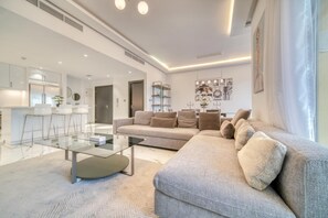2 bedrooms - Lavish JBR Apt w Beach Ain Dubai View (Dubai)