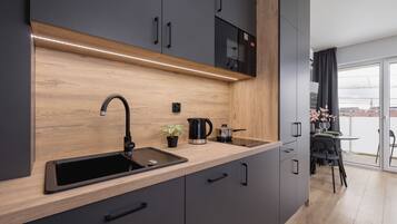 Studio, balkon | Dapur pribadi | Mesin pencuci piring, peralatan masak/sendok-piring, dan lemari pembeku