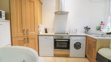 Kühlschrank, Wasserkocher, Toaster, Kochgeschirr/Geschirr/Besteck