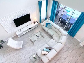 House, 5 Bedrooms | Living area