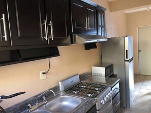 Kjøleskap, mikrobølgeovn, ovn og kaffetrakter/tekoker