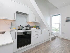 Frigorífico, lavavajillas, hervidor eléctrico y tostadora