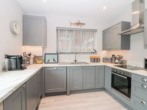 Fridge, dishwasher, electric kettle, toaster - 41 Chatsworth Gardens (Scarborough)