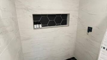 SĂšche-cheveux, serviettes fournies, savon, papier toilette