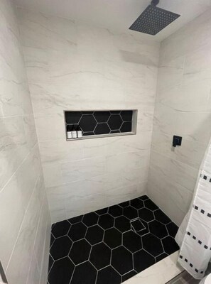 Hair dryer, towels, soap, toilet paper - AUSTIN OASIS☀️🌆 (Austin)