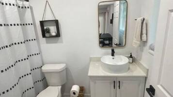 Haartrockner, Handtücher, Seife, Toilettenpapier