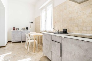 Fridge, microwave, stovetop, coffee/tea maker - Vacation Home via Sottocorno (Busto Arsizio)