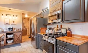 Fridge, microwave, oven, stovetop - Family-Friendly | Firepit | Kayaks | Fishing Lakes (Black Hawk)