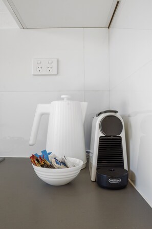 Departamento estándar | Cocina privada | Refrigerador, microondas, horno y tetera eléctrica