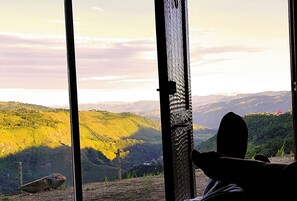 Comfort-Dreibettzimmer, 2 Schlafzimmer, Bergblick | Hochwertige Bettwaren, Daunenbettdecken, Pillowtop-Betten, Schreibtisch