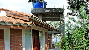 舒適四人房, 2 間臥室, 花園景 | 高級寢具、羽絨被、特厚豪華床墊、書桌