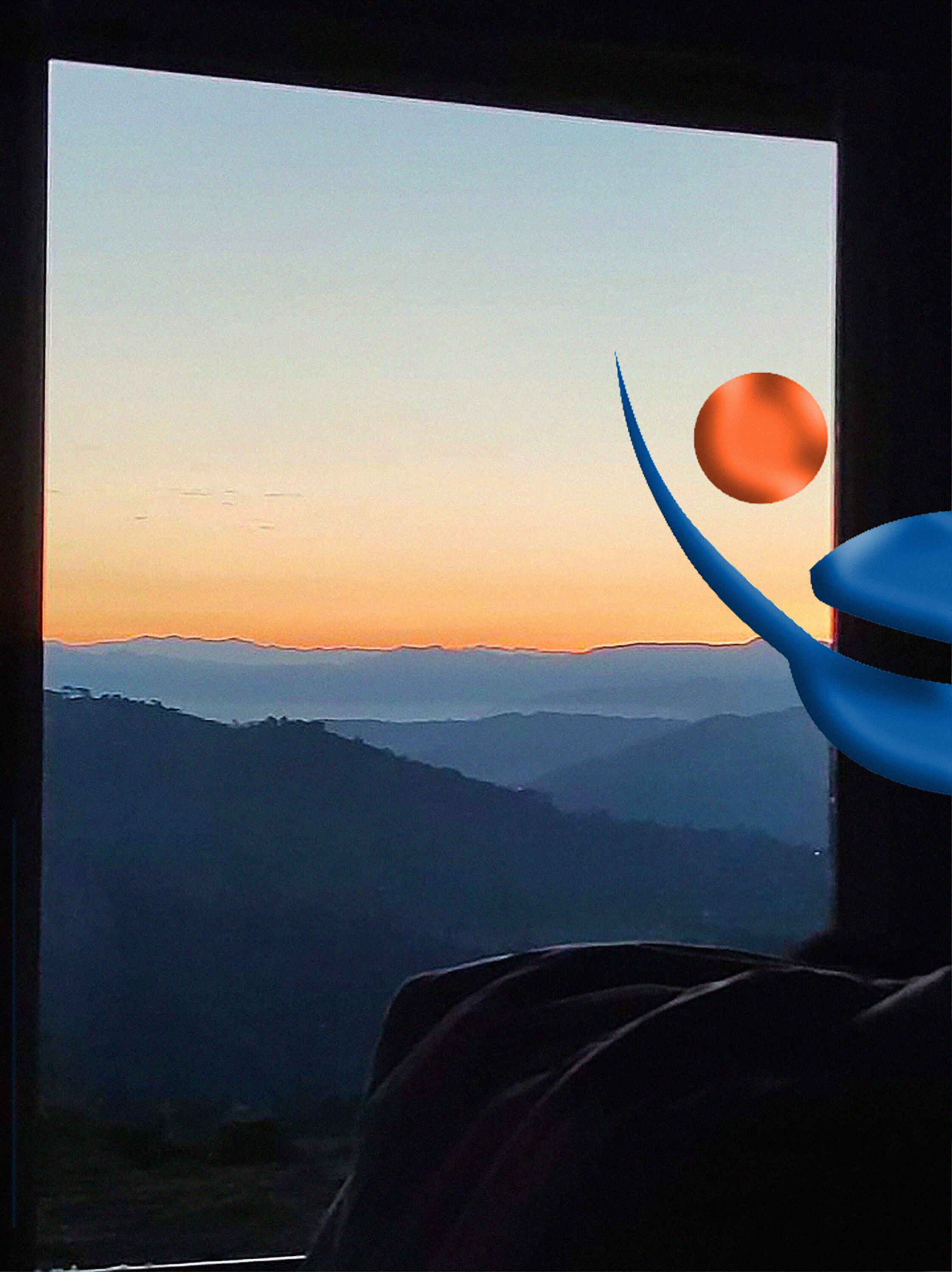 Ein Blick auf eine gebirgige Landschaft bei Sonnenuntergang.