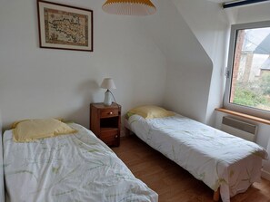 3 chambres, fer et planche à repasser, Wi-Fi, draps fournis