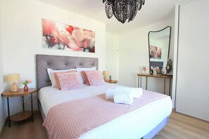 1 habitación, tabla de planchar con plancha y cuna de viaje