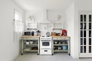 Fridge, microwave, oven, stovetop - Cozy cottage on Sprawling 55 Acre Horse Farm (Washington)