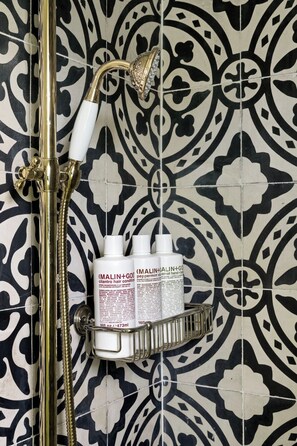 Hair dryer, towels - Cozy cottage on Sprawling 55 Acre Horse Farm (Washington)