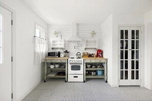 Réfrigérateur, four à micro-ondes, un four, surface de cuisson