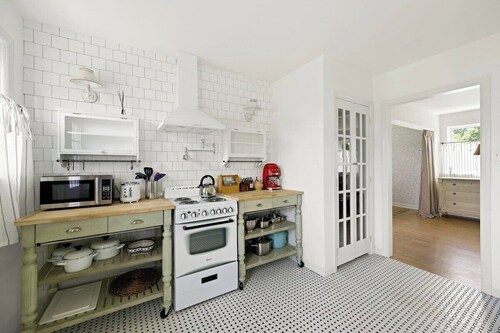 Cozy cottage on Sprawling 55 Acre Horse Farm