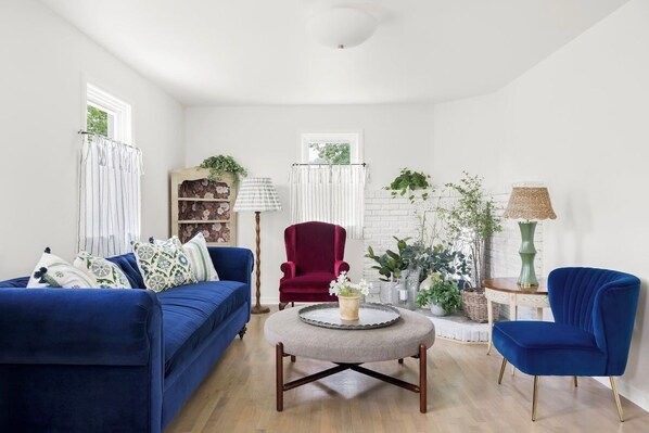 Living area - Cozy cottage on Sprawling 55 Acre Horse Farm (Washington)