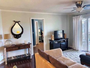 Smart TV, books - Serenity by the Coast: Near Airport & Golf Course (Myrtle Beach)