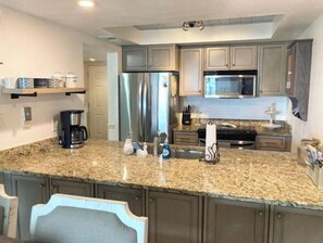 Geladeira, micro-ondas, fogão, cooktop