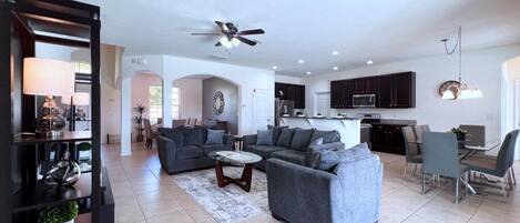 House, 5 Bedrooms | Living area