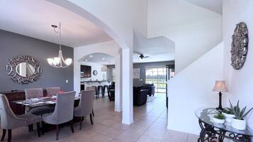 House, 5 Bedrooms | Dining