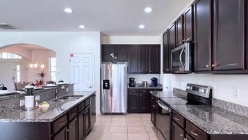 House, 5 Bedrooms | Private kitchen