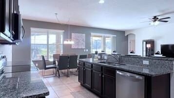 House, 5 Bedrooms | Private kitchen