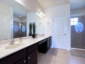 House, 5 Bedrooms | Bathroom