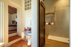 Appartement | Badkamer | Een bidet, handdoeken