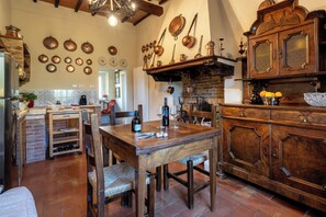 Apartment | Private kitchen | Full-size fridge, stovetop, espresso maker, cookware/dishes/utensils - Monticchiello (Pienza)