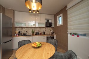 Kühlschrank, Mikrowelle, Ofen, Wasserkocher mit Kaffee-/Teezubehör