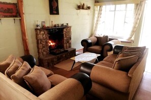 House | Living area - 10 Guest Stay in the Mountains of Nyanga! (Juliasdale)