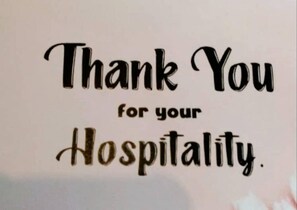 Un letrero que dice 'Gracias por su hospitalidad'.