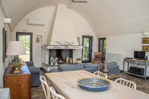 Una televisión, una chimenea