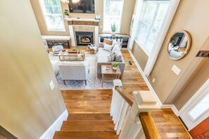 Smart TV, chimenea, libros, estéreo