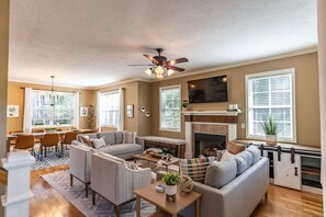 Smart TV, fireplace, books, stereo