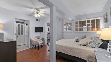 1 habitación, tabla de planchar con plancha, wifi gratis y ropa de cama