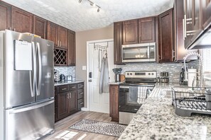 Refrigerador, microondas, horno y parrilla de estufa 
