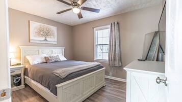 3 bedrooms, desk, iron/ironing board, free WiFi