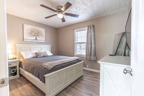 3 bedrooms, desk, iron/ironing board, free WiFi