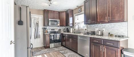 ثلاجة، ميكروويف، فرن، موقد طهي مسطح