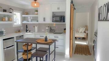 Geladeira, micro-ondas, cooktop, lava-louças