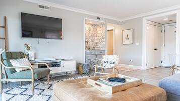 Älytelevisio, kirjoja, työhuone