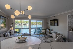 スマートテレビ、書庫、書斎 / ワークスペース