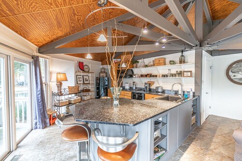 Lakefront Treehouse Retreat in Pinehurst – Perfect for Extended Stays