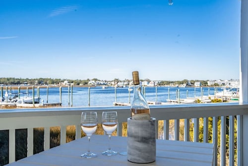 Waterfront Condo: Rosé All Day with Sunset Views